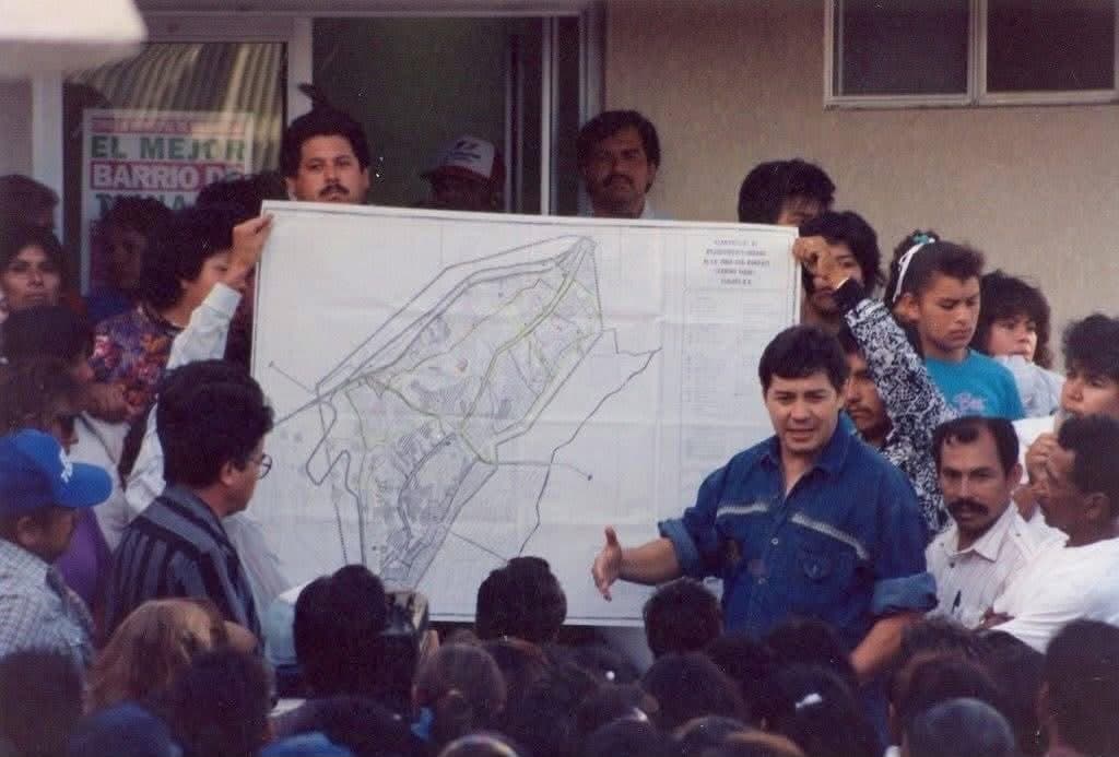 Jaime Cleofás Martínez Veloz presentando un plan de desarrollo a la comunidad