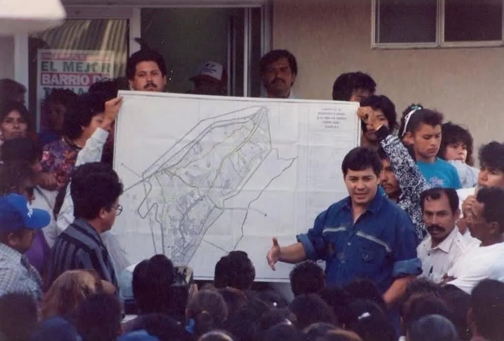 Jaime Cleofás Martínez Veloz presentando un plan de desarrollo a la comunidad